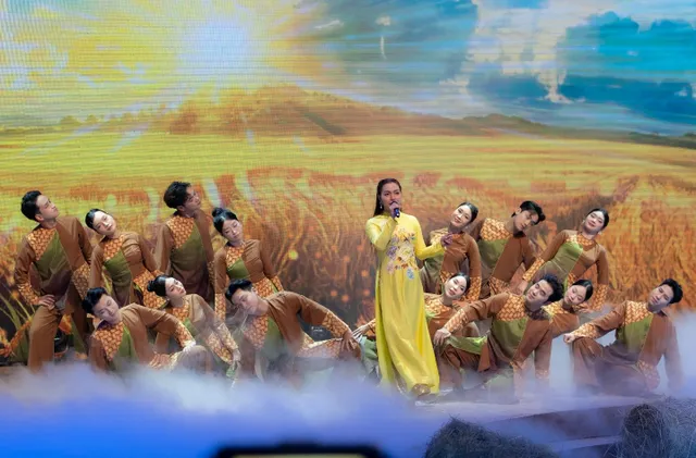 “Melodies of Vietnam: When the Land Calls the Seasons”: Inspires guests with  deeply humane stories. - Ảnh 5.