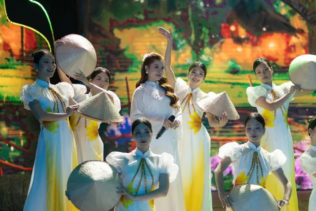 “Melodies of Vietnam: When the Land Calls the Seasons”: Inspires guests with  deeply humane stories. - Ảnh 7.