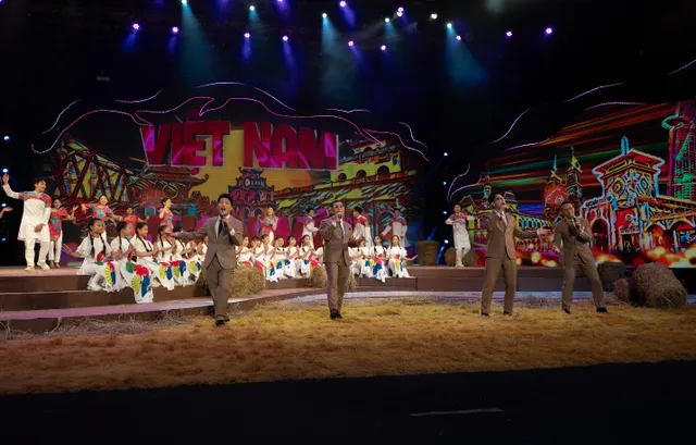 “Melodies of Vietnam: When the Land Calls the Seasons”: Inspires guests with  deeply humane stories. - Ảnh 10.