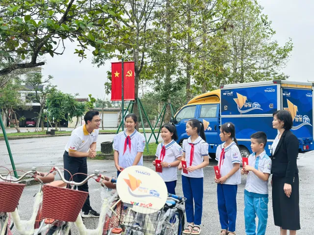 Kindness Buss “sparks of love” to warm up winter in Nghe An - Ảnh 8.