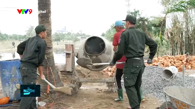 Chiến sĩ chung tay xây nhà cho dân vùng lũ