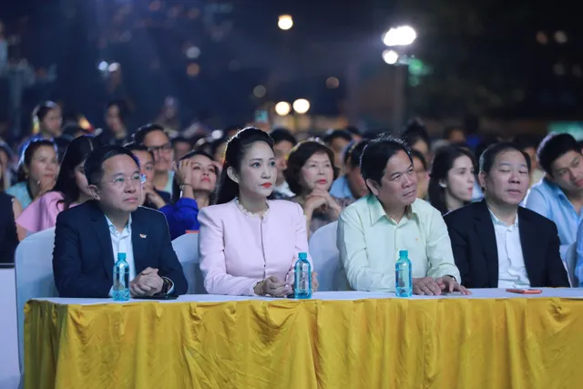 “Nghia Tinh Phuong Nam” Charity Concert Raises VND 25.01 Billion for Support Central Vietnam campaign of VTV’s Vietnamese Loving Heart Fund - Ảnh 3.