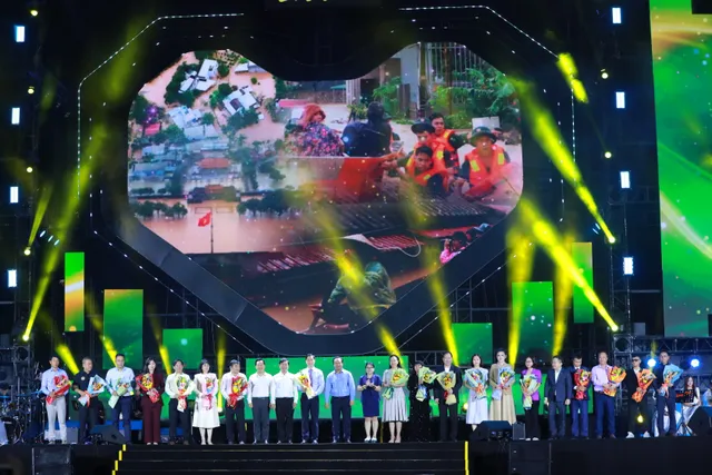 “Nghia Tinh Phuong Nam” Charity Concert Raises VND 25.01 Billion for Support Central Vietnam campaign of VTV’s Vietnamese Loving Heart Fund - Ảnh 4.