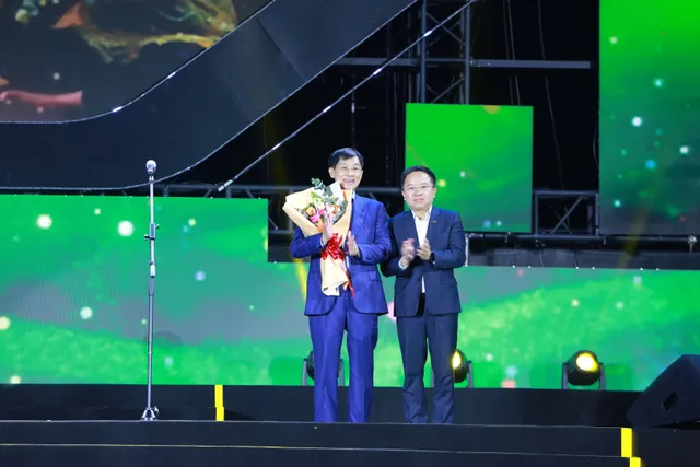“Nghia Tinh Phuong Nam” Charity Concert Raises VND 25.01 Billion for Support Central Vietnam campaign of VTV’s Vietnamese Loving Heart Fund - Ảnh 5.