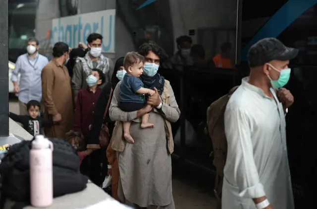Người Afghanistan tại Mỹ và nước ngoài loay hoay tìm hướng đi khi Mỹ tạm dừng xử lý nhập cư - Ảnh 1.