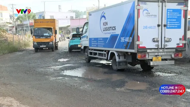 Đường đầy ổ gà, ổ voi, dân khổ