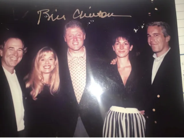 Nhiều chính trị gia Mỹ xuất hiện trong loạt ảnh của tỷ phú “ấu dâm” Jeffrey Epstein- Ảnh 1. Nhiều chính trị gia Mỹ xuất hiện trong loạt ảnh của tỷ phú “ấu dâm” Jeffrey Epstein- Ảnh 1.