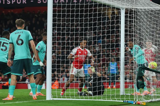 Arsenal thắng nghẹt thở, giữ vững ngôi đầu Ngoại hạng Anh- Ảnh 1. Arsenal thắng nghẹt thở, giữ vững ngôi đầu Ngoại hạng Anh- Ảnh 1.