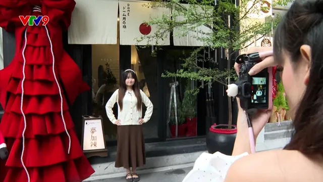 Nhu cầu chụp ảnh cuối năm "bùng nổ", dịch vụ thuê máy ảnh đắt hàng