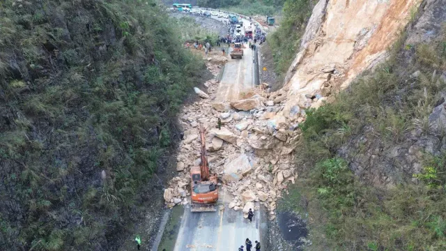 5 người thương vong trong vụ sạt lở trên Quốc lộ 6 tại Phú Thọ- Ảnh 1.