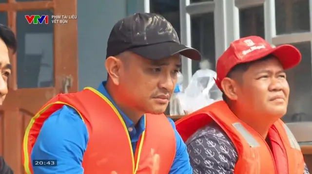 Documentary “Mud Traces”: Warmth of humanity amid the scars of a devastating flood - Ảnh 14.