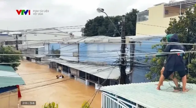 Documentary “Mud Traces”: Warmth of humanity amid the scars of a devastating flood - Ảnh 7.