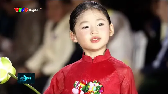 Người mẫu nhí tự tin sải bước trên sông Sài Gòn