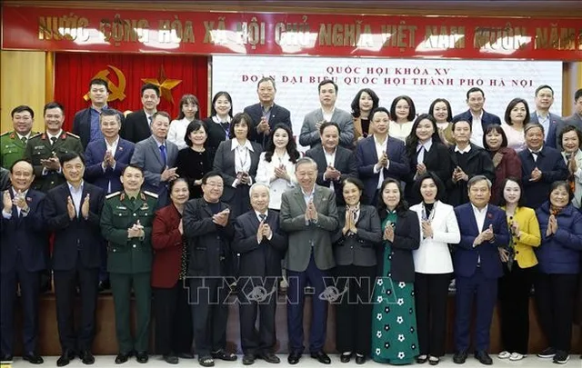 Party chief urges Hanoi officials to think boldly, act for public good - Ảnh 1.