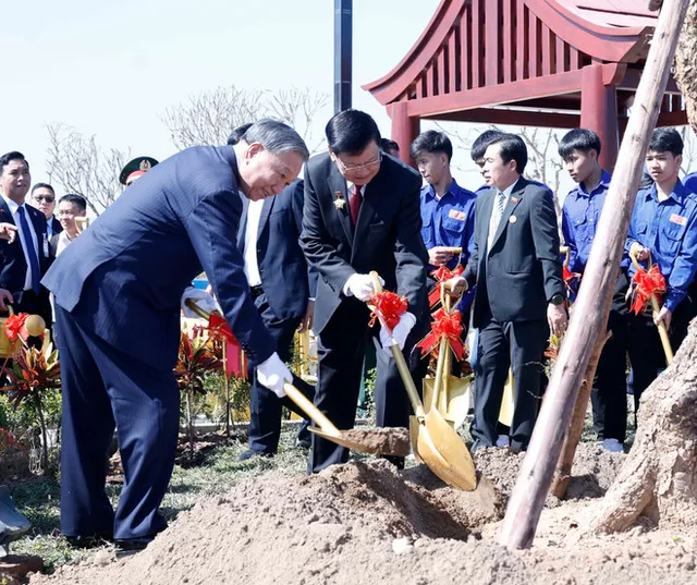 Party chief attends inauguration of Laos–Vietnam Friendship Park in Vientiane - Ảnh 1.