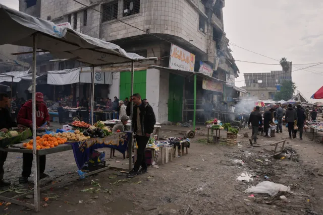 Nguy cơ nạn đói lan rộng ở Dải Gaza được ngăn chặn, nhưng vẫn rất mong manh - Ảnh 2.