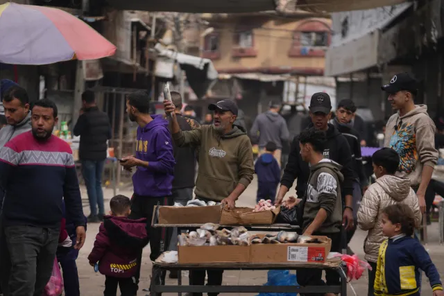 Nguy cơ nạn đói lan rộng ở Dải Gaza được ngăn chặn, nhưng vẫn rất mong manh - Ảnh 1.