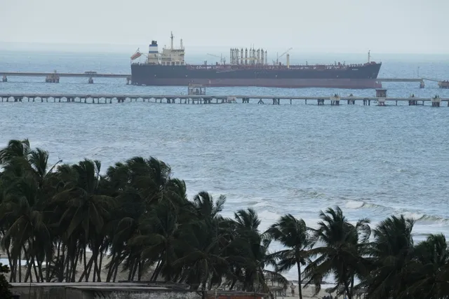 Mỹ truy đuổi tàu chở dầu thứ 3 gần Venezuela - Ảnh 1.