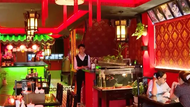 Các hàng quán theo phong cách cổ xưa hút giới trẻ