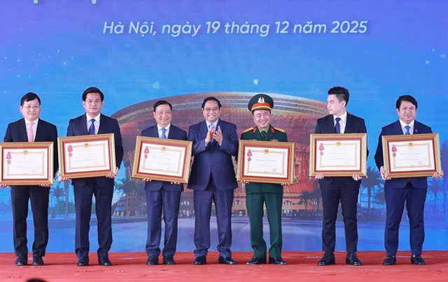 People’s sweat, blood, tears crystallised into landmark works shaping Vietnam’s future: PM - Ảnh 1.