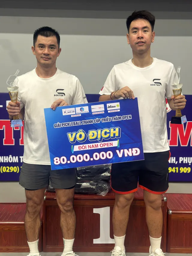Đắc Tiến, Quốc Khánh lên ngôi vô địch Giải Pickleball Cà Mau 2025
- Ảnh 1. Đắc Tiến, Quốc Khánh lên ngôi vô địch Giải Pickleball Cà Mau 2025
- Ảnh 1.