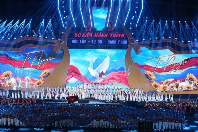 Celebrations, cultural products stir patriotism, aspiration for contribution to Fatherland - Ảnh 1.