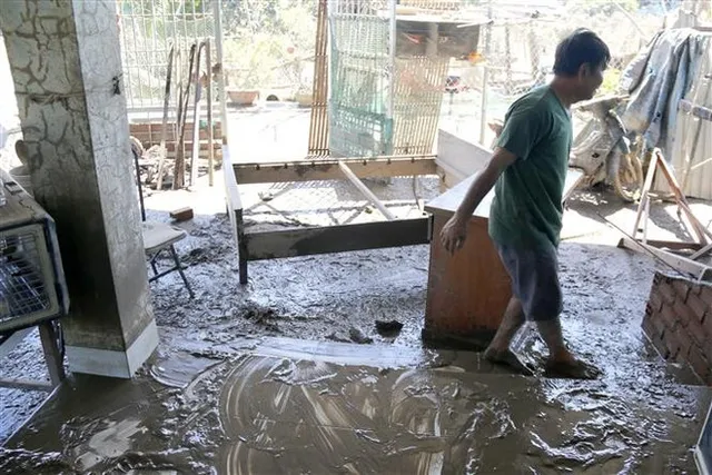 Deputy PM works with Lam Dong authorities on post-disaster recovery - Ảnh 1.