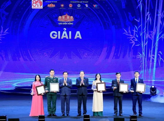 Fourth Dien Hong Awards honours 64 outstanding journalistic works - Ảnh 1.