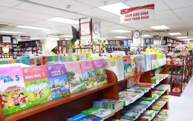 Giá sách giáo khoa giảm 13,3% trong năm học 2026–2027