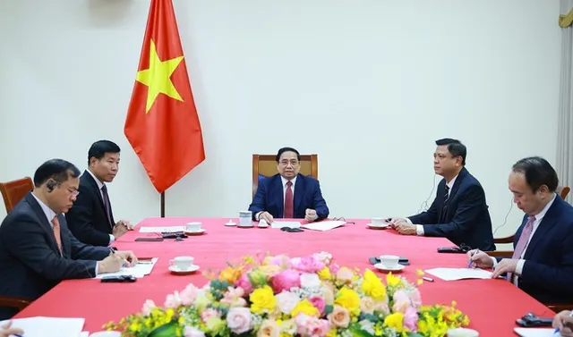 Vietnamese, Singaporean PMs discuss bilateral ties, regional issues in phone talks - Ảnh 1.