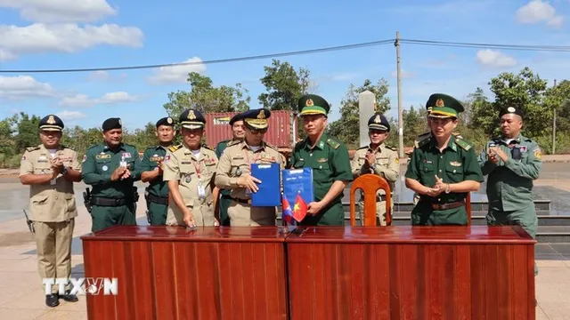 Vietnam receives 63 citizens repatriated from Cambodia - Ảnh 1.