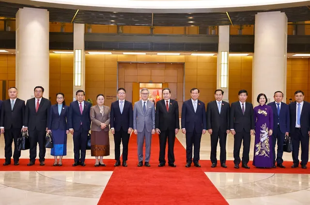 Top legislator receives Lao foreign minister in Hanoi - Ảnh 1.