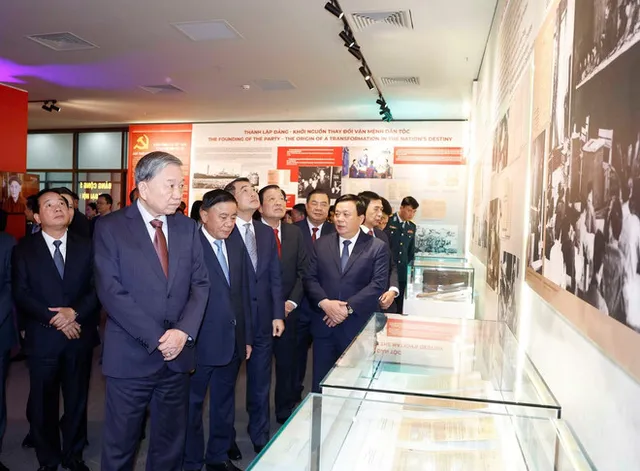 Exhibition on national Party congresses opens in Hanoi - Ảnh 1.