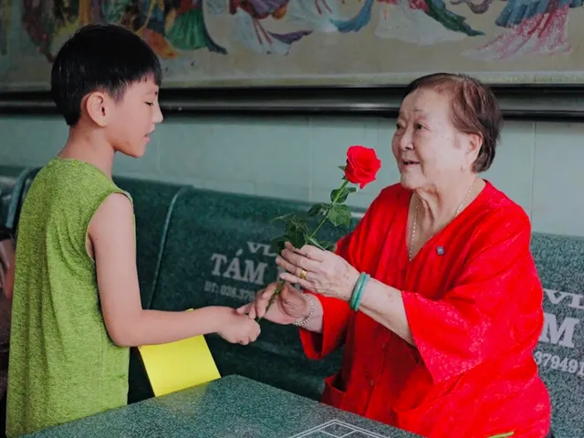 December episode of  Kindness Bus   Brings Warmth to a Home Built on the Word “Love” - Ảnh 13.