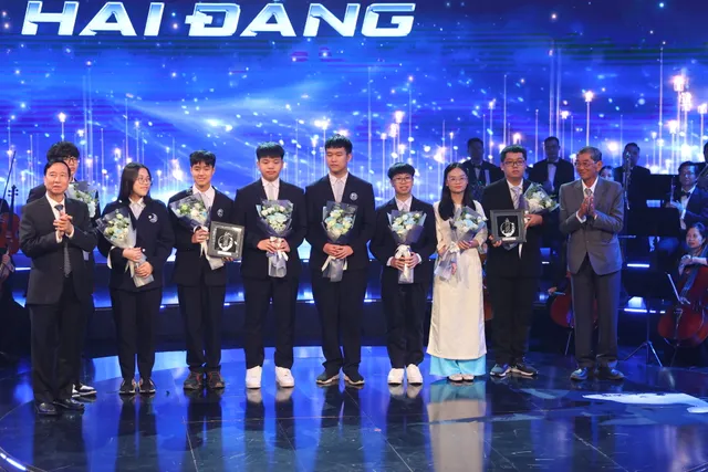 Lighthouse Aspiration: Honoring Those Who Illuminate the Future with Intellect and Unwavering  Determination - Ảnh 14.