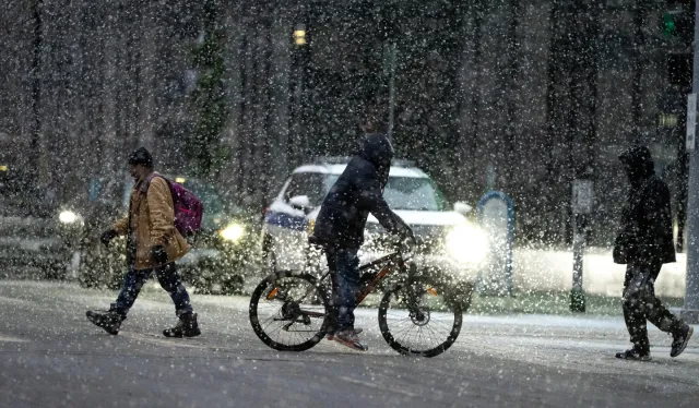 Bão mùa đông gây bão tuyết và gió lạnh nguy hiểm tại Trung Tây Mỹ - Ảnh 2.