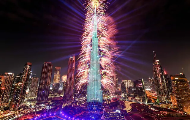 Thủ đô của UAE được thắp sáng đón chờ năm mới 2026- Ảnh 1. Thủ đô của UAE được thắp sáng đón chờ năm mới 2026- Ảnh 1.