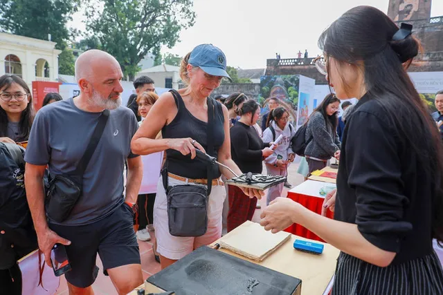 Exhibition highlights vitality of Vietnamese cultural heritage - Ảnh 1.