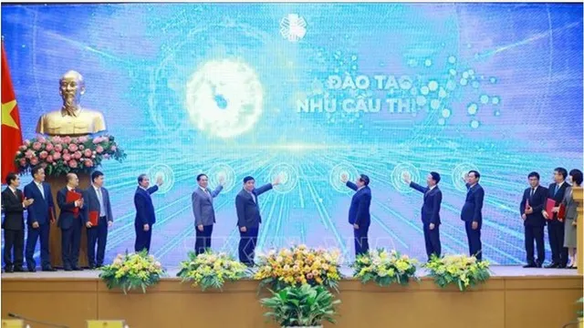 PM calls for drastic solutions to promote digital economy, society, citizens - Ảnh 1.
