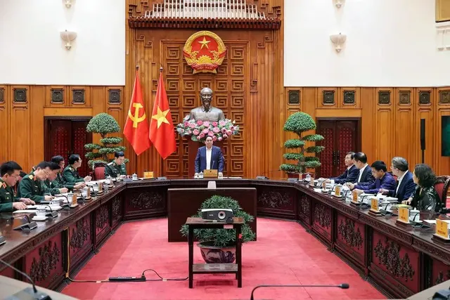 PM requests development of modern, hi-tech, dual-use defence industry - Ảnh 1.