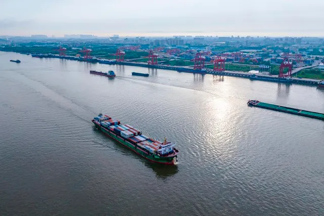 Sông Dương Tử (Trung Quốc) là tuyến đường thủy nội địa nhộn nhịp nhất thế giới - Ảnh 1.