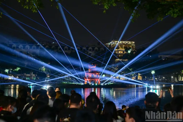 In Pictures: Festive atmosphere welcomes New Year 2026 - Ảnh 2.