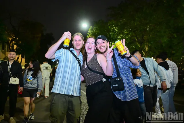 In Pictures: Festive atmosphere welcomes New Year 2026 - Ảnh 3.