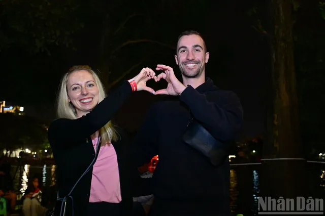 In Pictures: Festive atmosphere welcomes New Year 2026 - Ảnh 4.