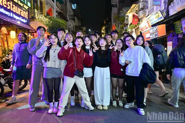 In Pictures: Festive atmosphere welcomes New Year 2026 - Ảnh 6.