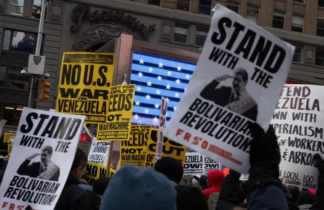 Người dân tại nhiều thành phố ở Mỹ biểu tình phản đối can thiệp quân sự vào Venezuela- Ảnh 1. Người dân tại nhiều thành phố ở Mỹ biểu tình phản đối can thiệp quân sự vào Venezuela- Ảnh 1.