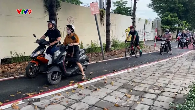 Xe máy đi vào làn đường xe đạp