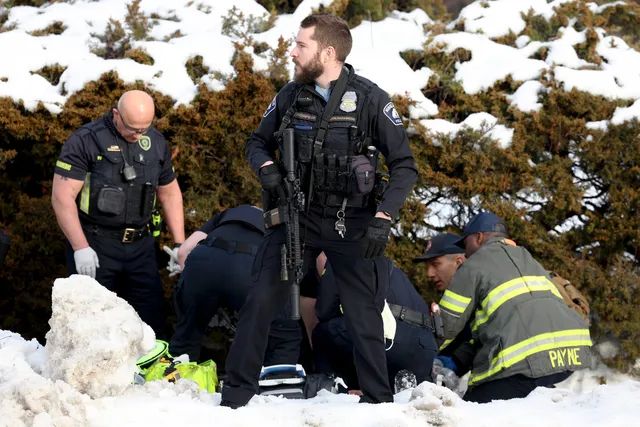ICE Mỹ bắn tử vong nữ lái xe tại Minneapolis, gia tăng căng thẳng với chính quyền liên bang - Ảnh 2.