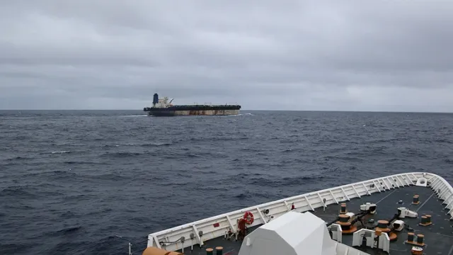 Mỹ bắt giữ tàu chở dầu liên quan Venezuela, nguy cơ leo thang căng thẳng Mỹ - Nga - Ảnh 1.