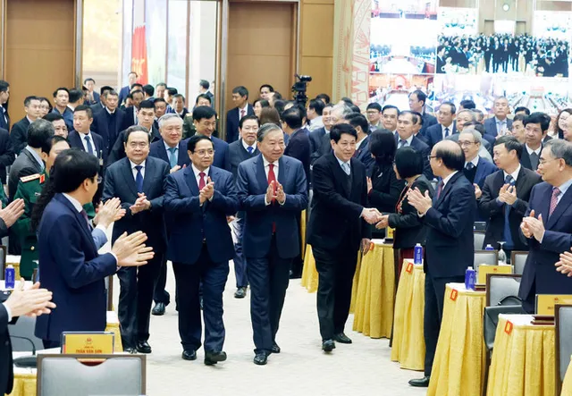 Achieving double-digit growth requires new growth model: PM - Ảnh 2.